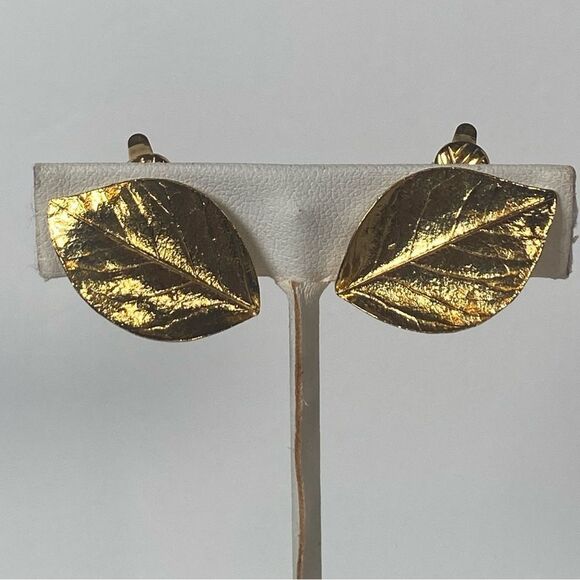 Trifari Vintage Gold Leaf Clip On Earrings - Picture 1 of 7
